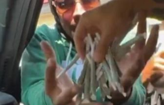 Vídeo: influenciador distribui cigarros de maconha para pessoas em situação de rua