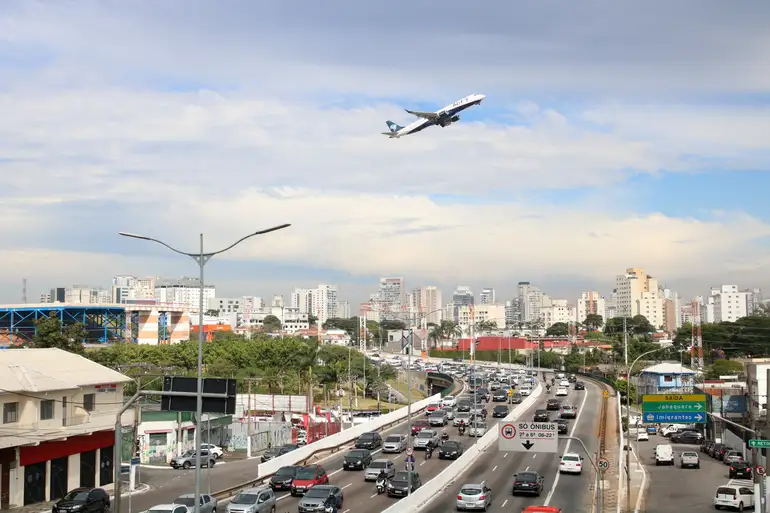 Imagem - Piloto impressiona com pouso surpreendente no Aeroporto de Congonhas; veja