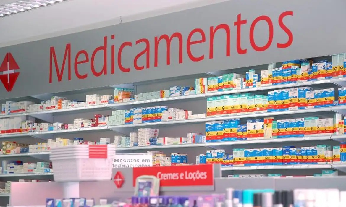 Imagem - Entidades criticam permissão para farmacêutico prescrever medicamento