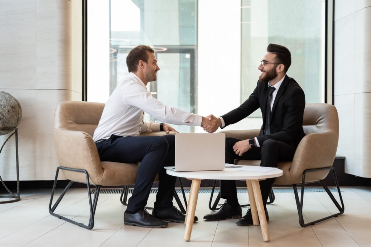 Alguns cuidados podem aumentar as chances de aprovação na entrevista de emprego (Imagem: fizkes | Shutterstock)