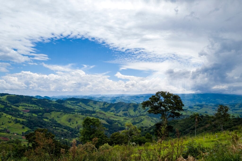 O Córrego do Bom Jesus é o destino ideal para quem busca descanso e contato com a natureza (Imagem: Silvio Ariente | Shutterstock) 