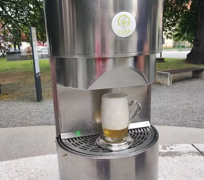 A fonte possui seis torneiras, cada uma oferecendo um tipo diferente de cerveja eslovena.