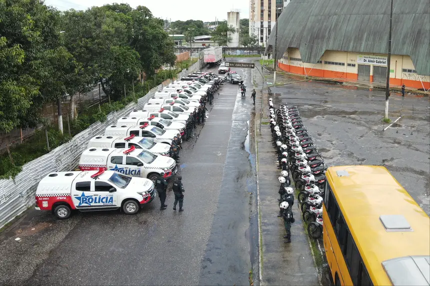 (A operação da Polícia Militar enfrenta o avanço do tráfico de drogas.)