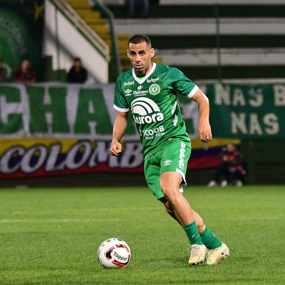 Dudu Vieira, novo reforço do Papão, com a camisa da Chapecoense