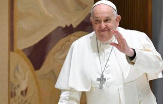 Papa Francisco tem alta e chega ao Vaticano após cinco semanas de internação