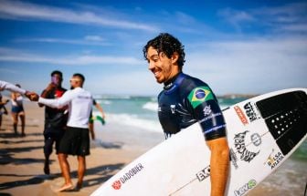 Yago Dora supera Ítalo Ferreira em final brasileira e conquista a etapa de Peniche no surfe