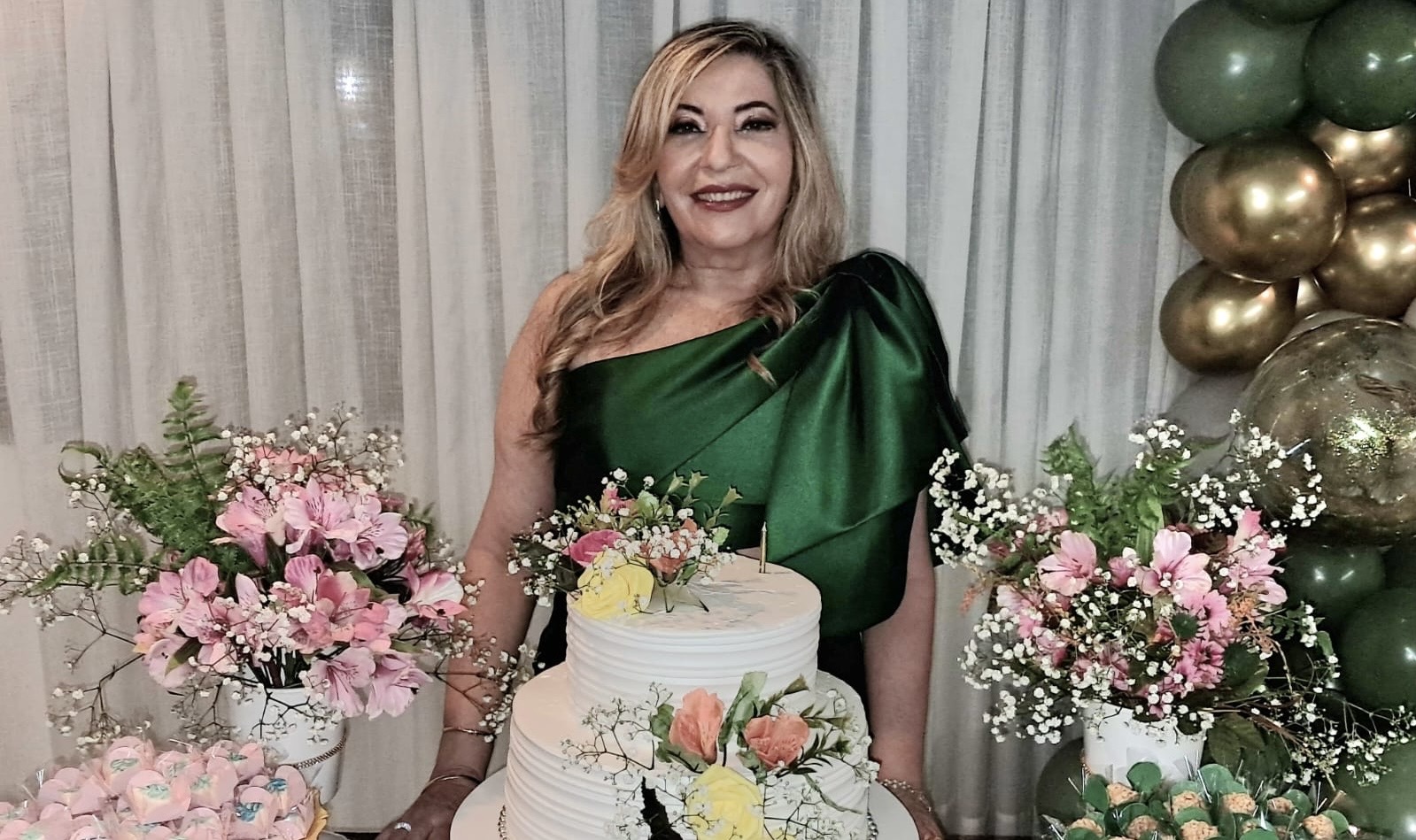 A aniversariante Maria Cândida Costa, que virou a folinha nesse domingo, 23