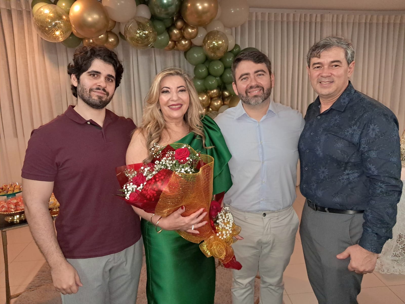 Cândida com os filhos, Danilo Costa, Djalma Feitosa e o companheiro, Félix Neto