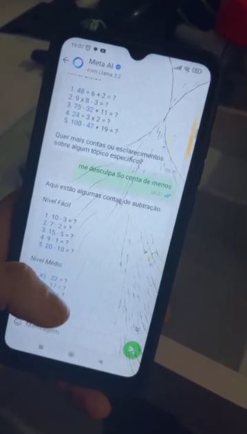 Imagem - Vídeo: mãe flagra filha estudando matemática com IA