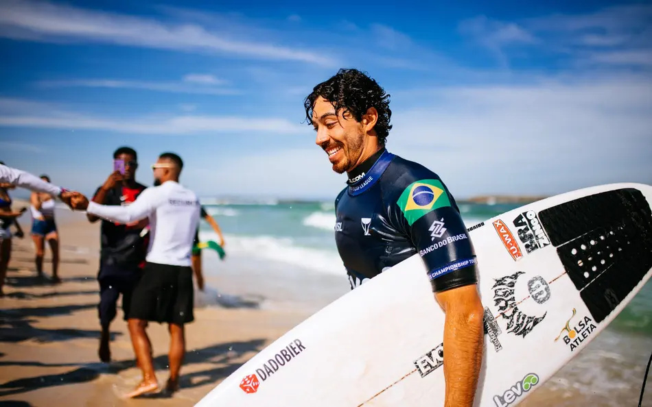 Yago Dora supera Ítalo Ferreira em final brasileira e conquista a etapa de Peniche no surfe