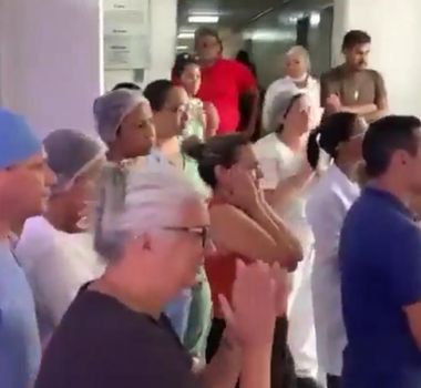 Imagem - Vídeo: médico morre durante parto e é homenageado em hospital
