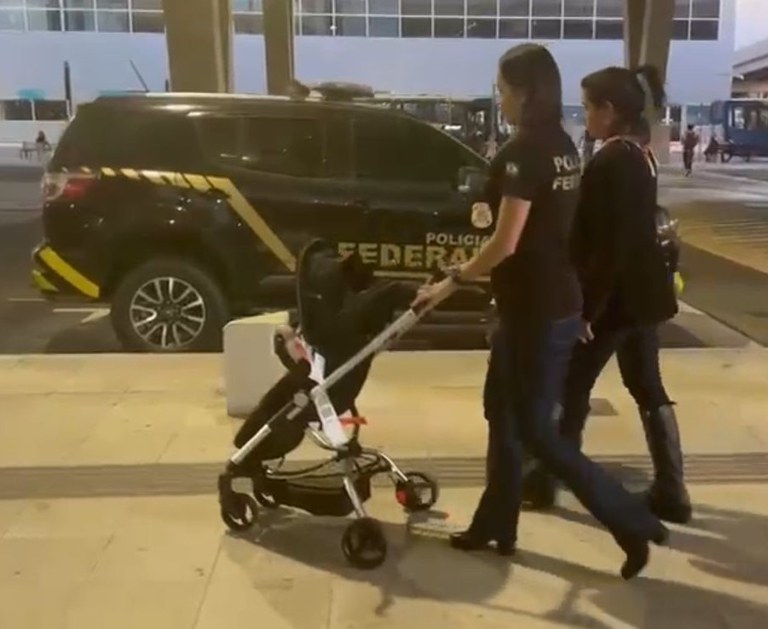 Imagem - PF repatria bebê brasileiro vítima de tráfico humano; assista