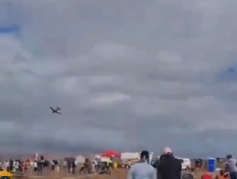 Vídeo mostra momento em que avião cai durante show aéreo na África do Sul.