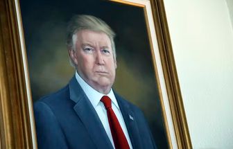 Retrato de Trump 'bochechudo' é  retirado de galeria após presidente se irritar