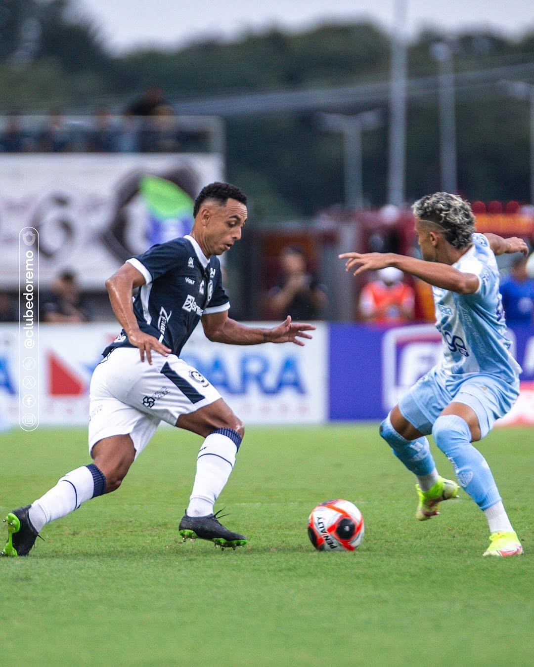Dodô (Remo) e Marlon (Paysandu) em disputa de bola no primeiro Re-Pa de 2025