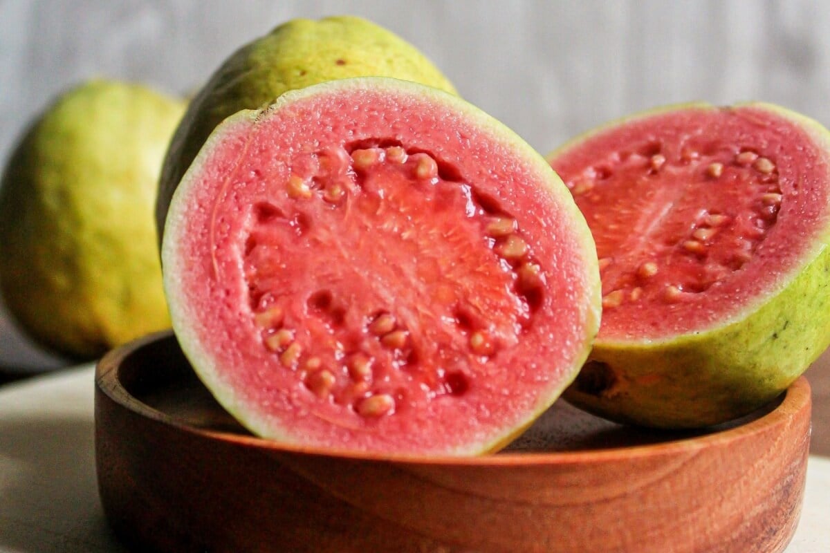 A goiaba é rica em vitaminas e nutrientes essenciais (Imagem: Muklis_7 | Shutterstock)