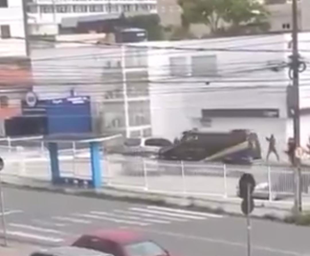 Imagem - Vídeo: tentativa de assalto a carro-forte tem pânico e troca de tiros na Paraíba