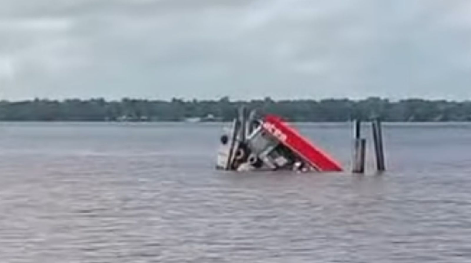Um posto de combustível flutuante que fica às margens do Rio Guamá, tombou.