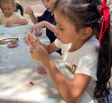 Imagem - Mangal das Garças realiza oficina de produção de pulseiras com sementes de açaí
