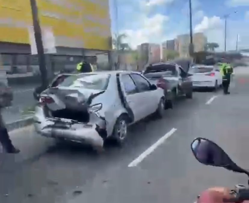 Pelo menos três veículos se envolveram em um acidente próximo a um shopping de Ananindeua.