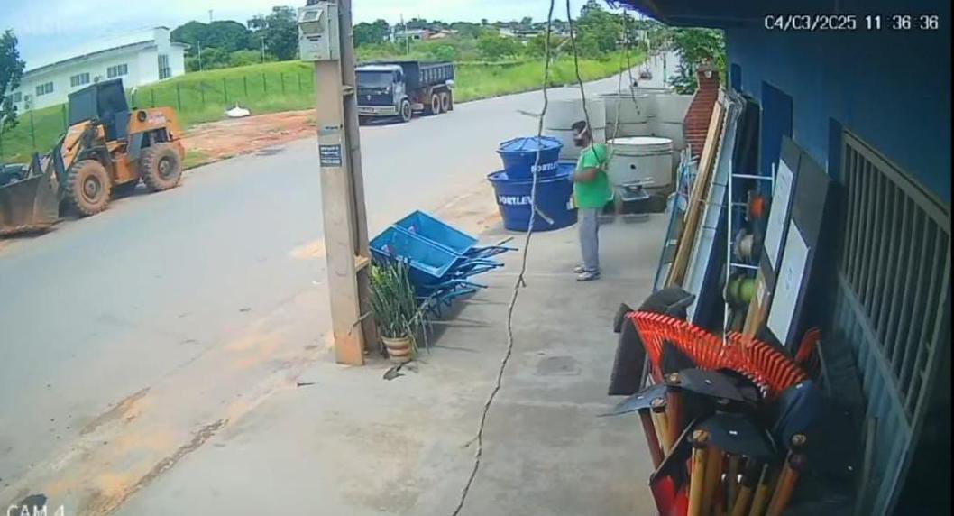 Imagem - Condutor esquece de acionar freio de mão e carro vai embora; assista