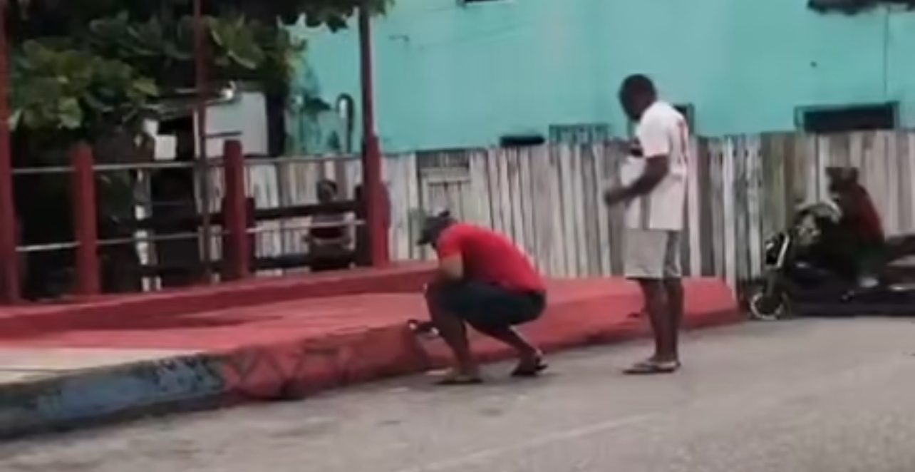 Imagem - Vídeo: homens são flagrados pichando calçada no bairro da Pedreira, em Belém