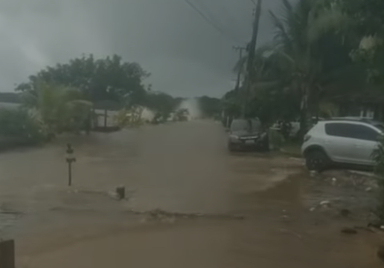 Imagem - Vídeo: maré alta avança sobre pista na praia do Maraú, em Mosqueiro