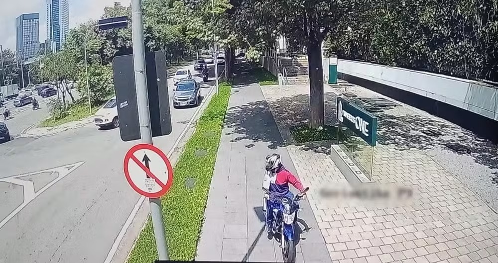 PM recuperou uma das motos usadas e está analisando imagens de câmeras de segurança para identificar os criminosos que fugiram.