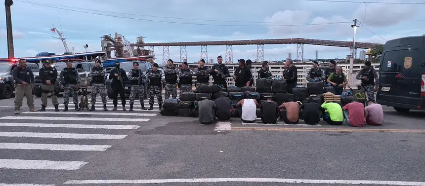 (10 pessoas foram presas durante o flagrante de tráfico de drogas)