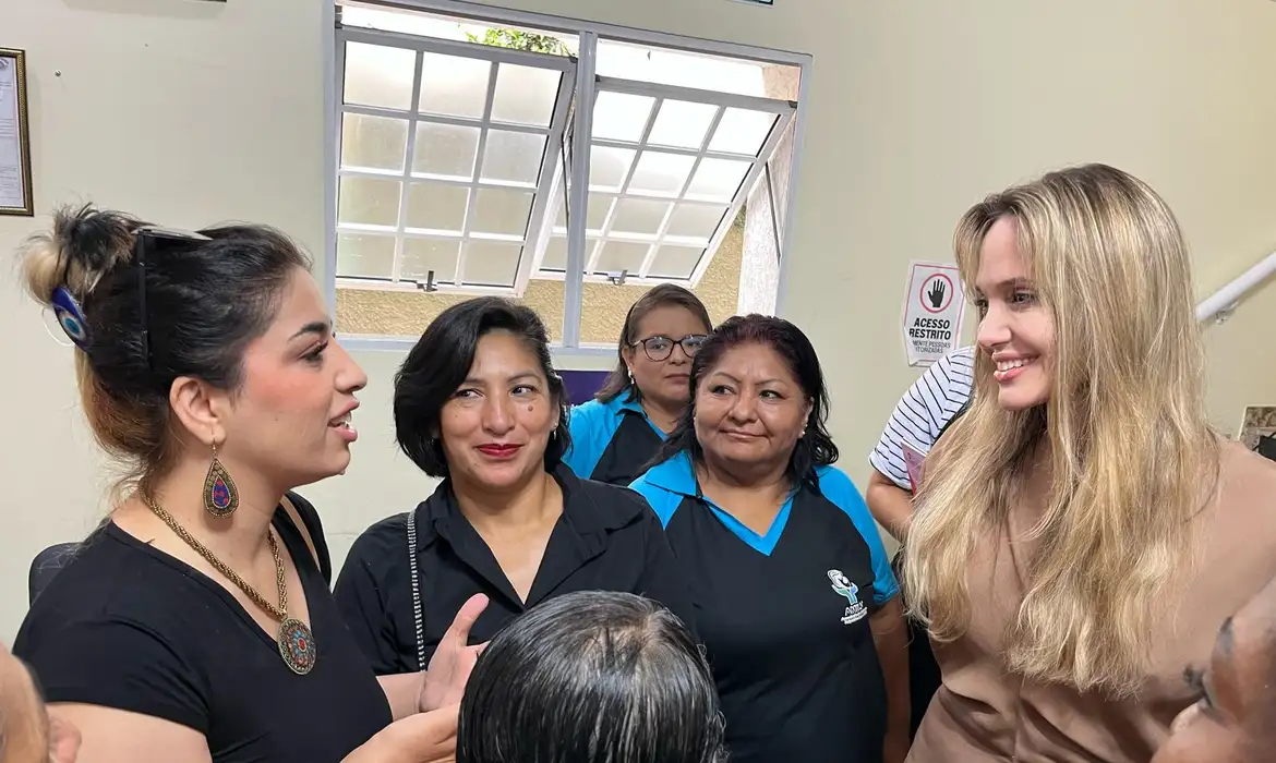 Imagem - Atriz Angelina Jolie visita centro de imigrantes e refugiados em SP