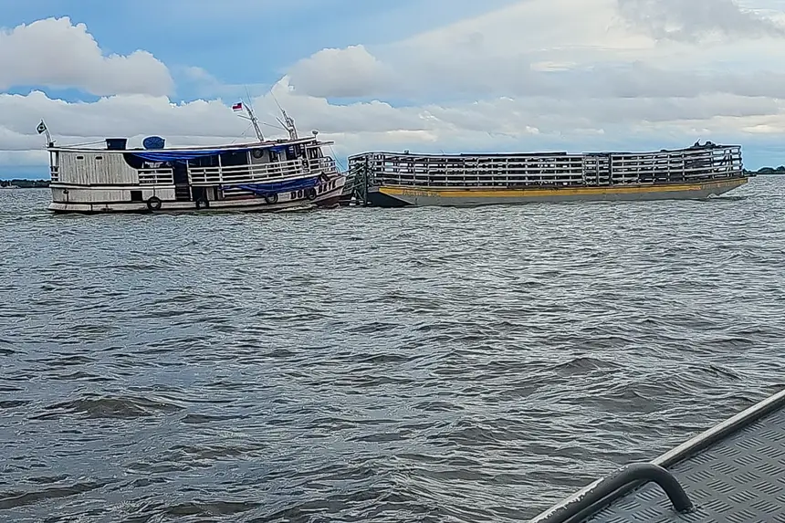 (A droga estava escondida no fundo da embarcação.)