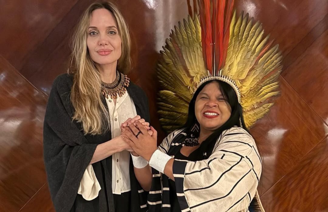 Imagem - Angelina Jolie participa de reunião com Sônia Guajajara para discutir apoio aos povos indígenas