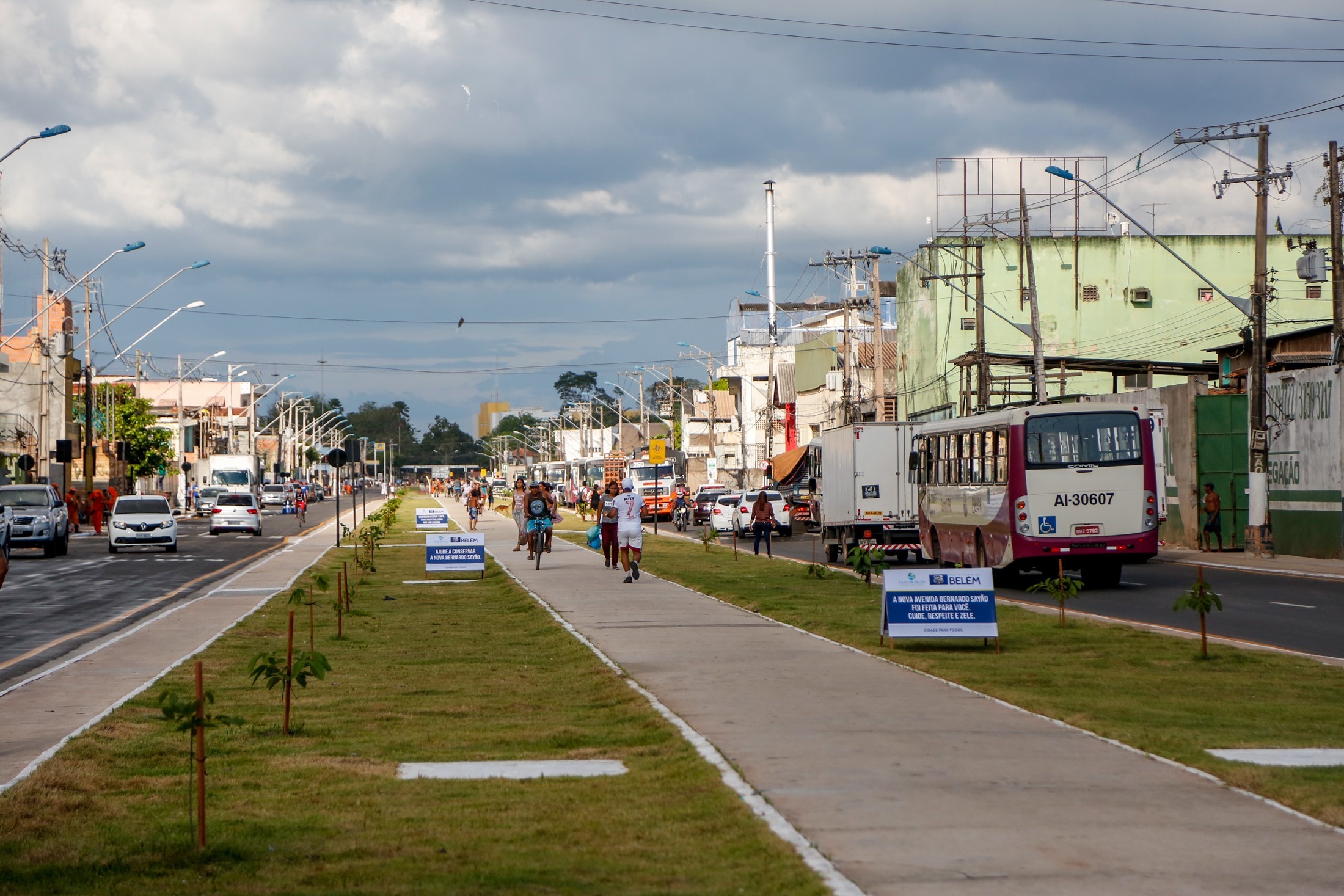 Imagem - Homens furtam mercadorias de caminhão em movimento em Belém durante engarrafamento na Bernardo Sayão