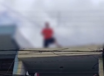 Imagem - Suspeito de roubo sobe em telhado de casa fugindo da polícia em Belém