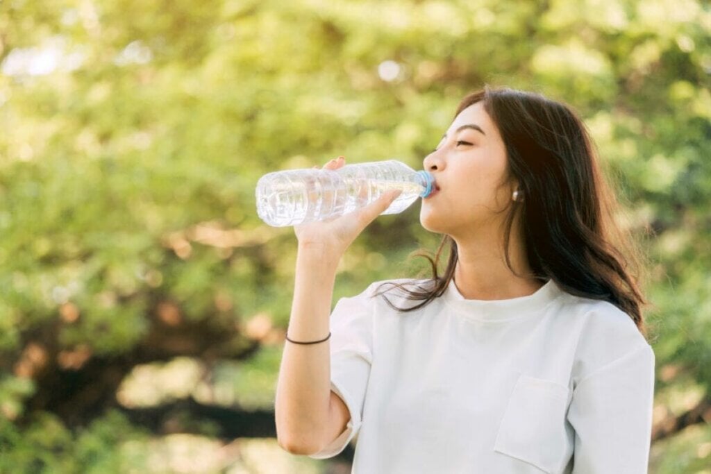 A ingestão adequada de água ajuda a prevenir dores e desgastes que afetam a mobilidade (Imagem: Art_Photo | Shutterstock)