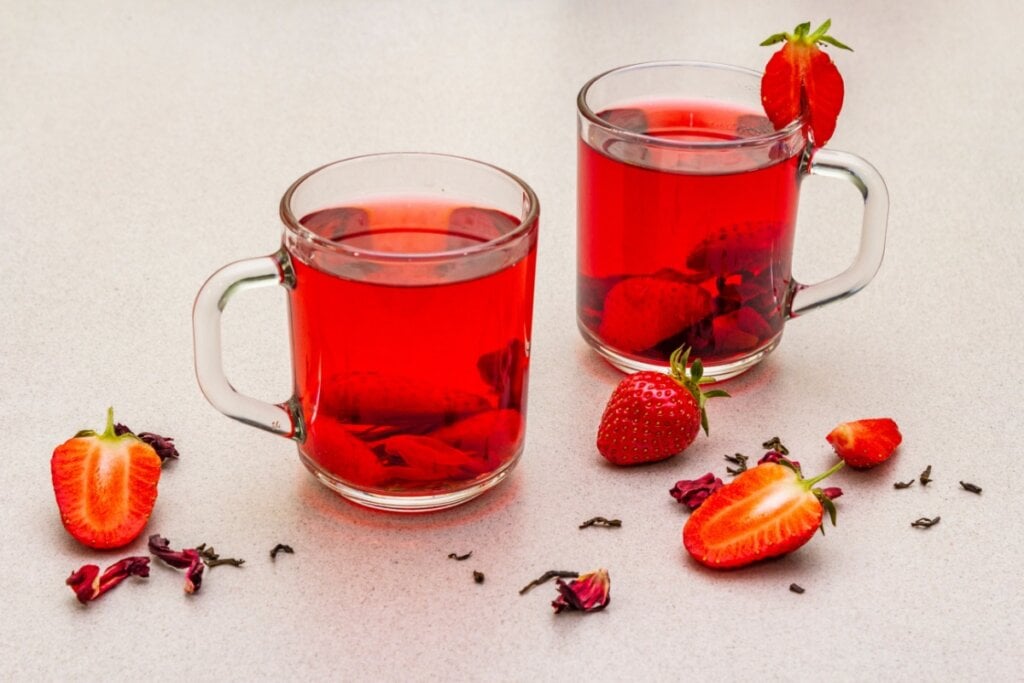 Chá de hibisco com morango (Imagem: Fuzull Hanum | Shutterstock)