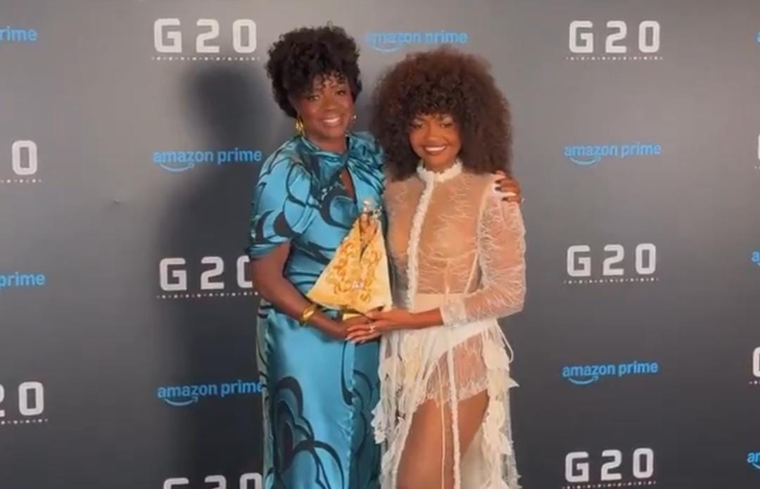Imagem - Gaby Amarantos presenteia Viola Davis com imagem de Nossa Senhora de Nazaré