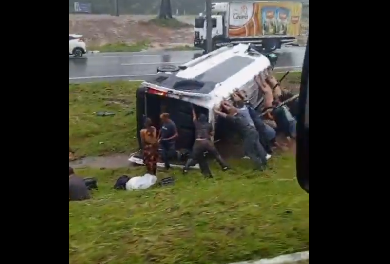 Imagem - Vídeo: Van com passageiros tomba e vai parar no canteiro da BR 316 no Apeú