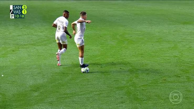 Imagem - CBF proíbe jogadores de subirem na bola durante partidas