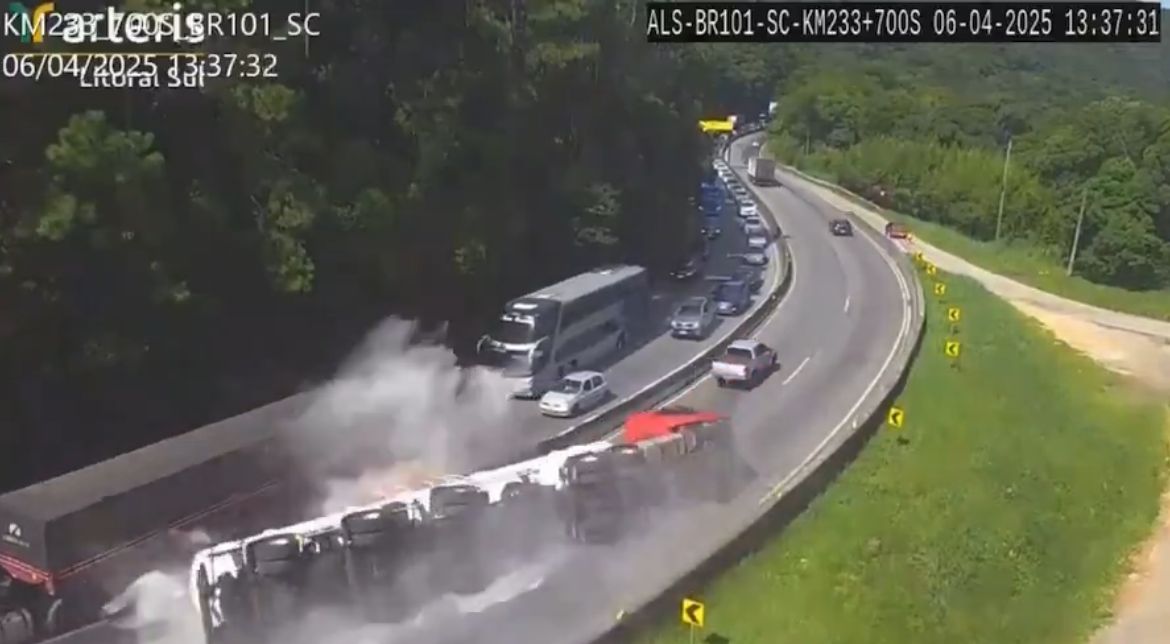 Imagem - Vídeo: explosão de caminhão-tanque na BR-101 atinge 25 veículos e deixa cinco feridos em Santa Catarina