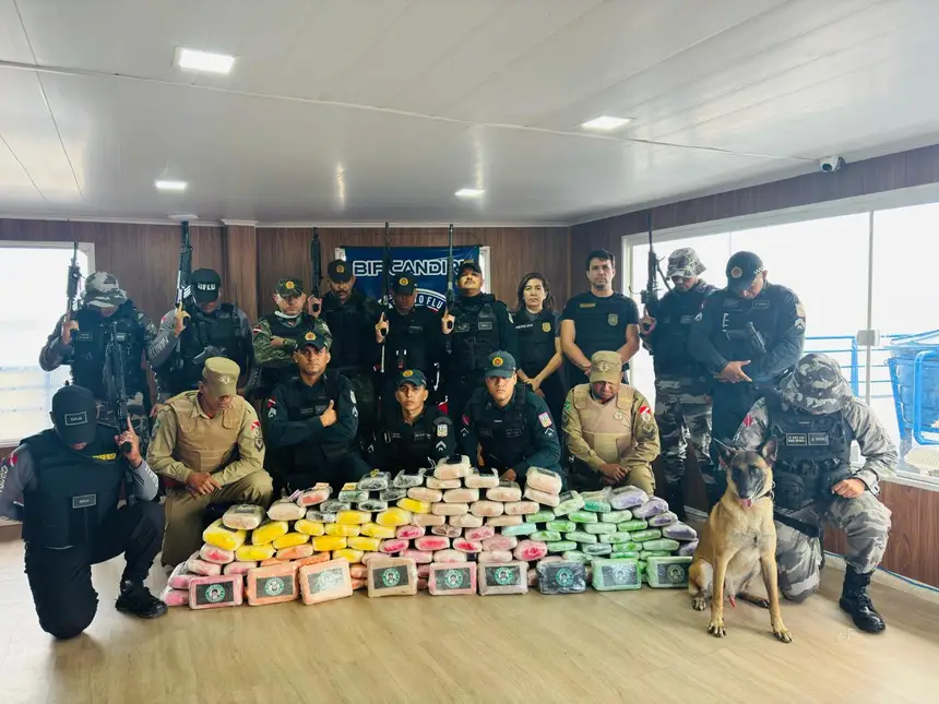 Imagem - Polícia Militar apreende mais de 140 kg de drogas dentro de embarcação na Base Candiru