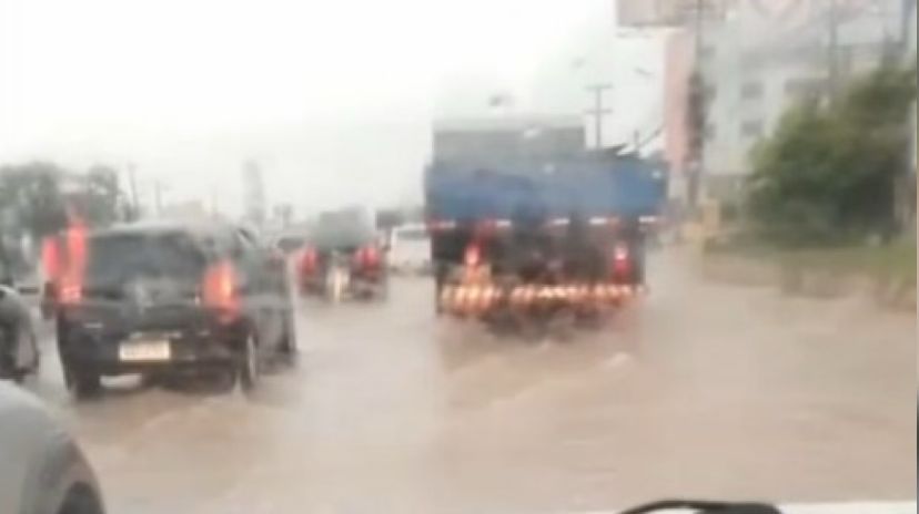 Imagem - Vídeo: após chuvas intensas, canal transborda e deixa rodovia BR-316 alagada, em Marituba