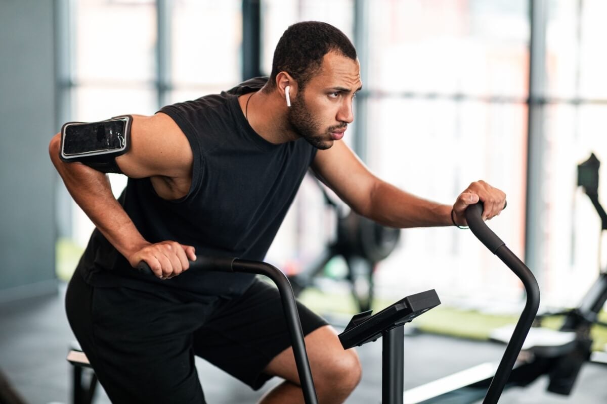 A escolha do melhor momento do cardio  depende do objetivo (Imagem: Prostock-studio | Shutterstock) 