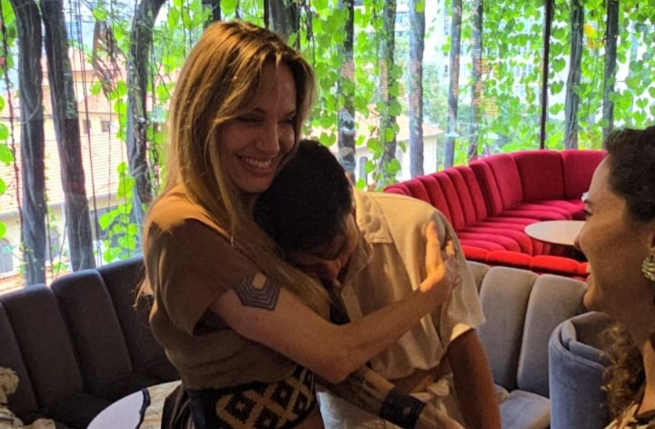 Imagem - Angelina Jolie se encontra com estilista da Amazônia em visita ao Brasil; assista