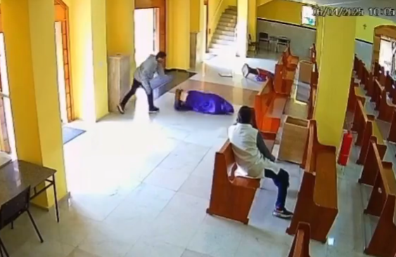 Imagem - Vídeo: homem invade igreja e joga imagens de santos no chão
