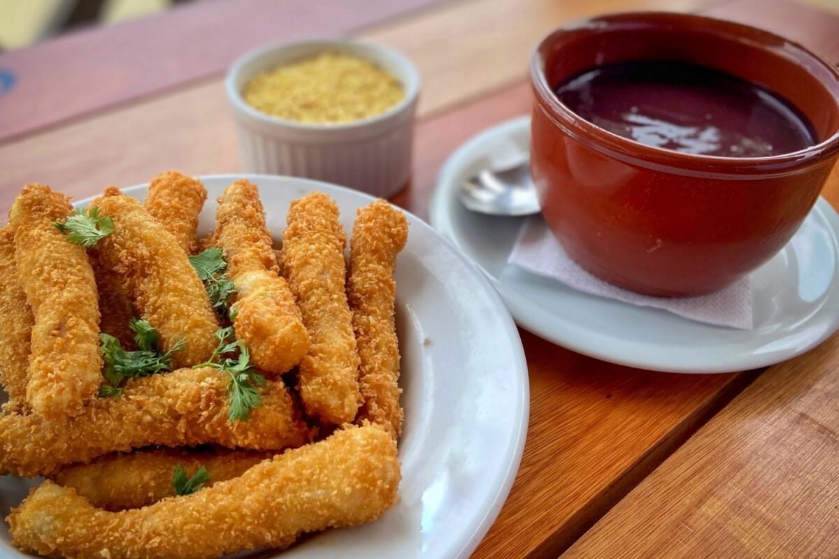 Peixe com molho de açaí (Imagem: DUARTE BARROS | Shutterstock) 