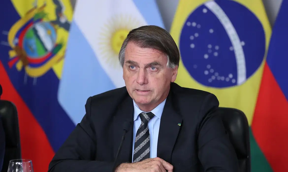 Imagem - Datafolha: 52% dos brasileiros dizem que Bolsonaro deve ser preso por tentativa de golpe