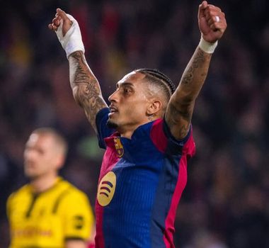 Imagem - Raphinha atravessa gramado de joelhos e emociona torcedores do Barcelona; assista