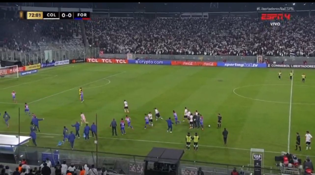 Imagem - Dois torcedores morrem e Colo-Colo x Fortaleza tem invasão de campo no Chile