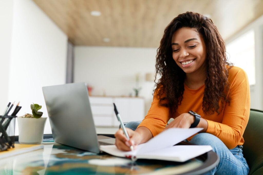 Estruturar a redação de forma clara e objetiva garante uma comunicação mais eficaz (Imagem: Prostock-studio | Shutterstock)